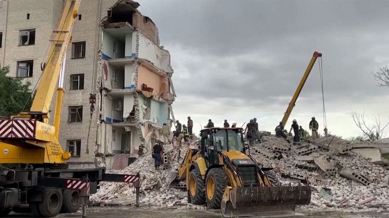 Ruské rakety zničily obytný dům na Donbasu, předpokládá se 40 obětí